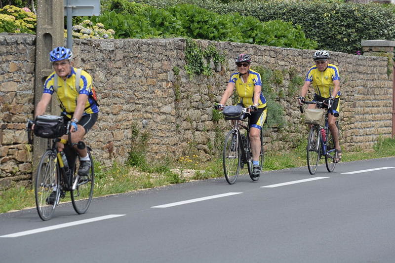 route, sport, group of people, mature men, loisirs, sportifs, helmet, pdaler, lifestyles, sports clothing, healthy lifestyle, bicycle, leisure activity