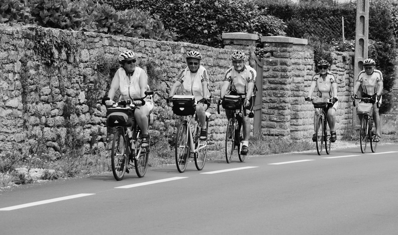 bicycle, loisirs, helmet, femmes, riding, ride, adult, outdoors, sport, motion, cyclistes, activity, land vehicle, noir et blanc, group of people, hommes