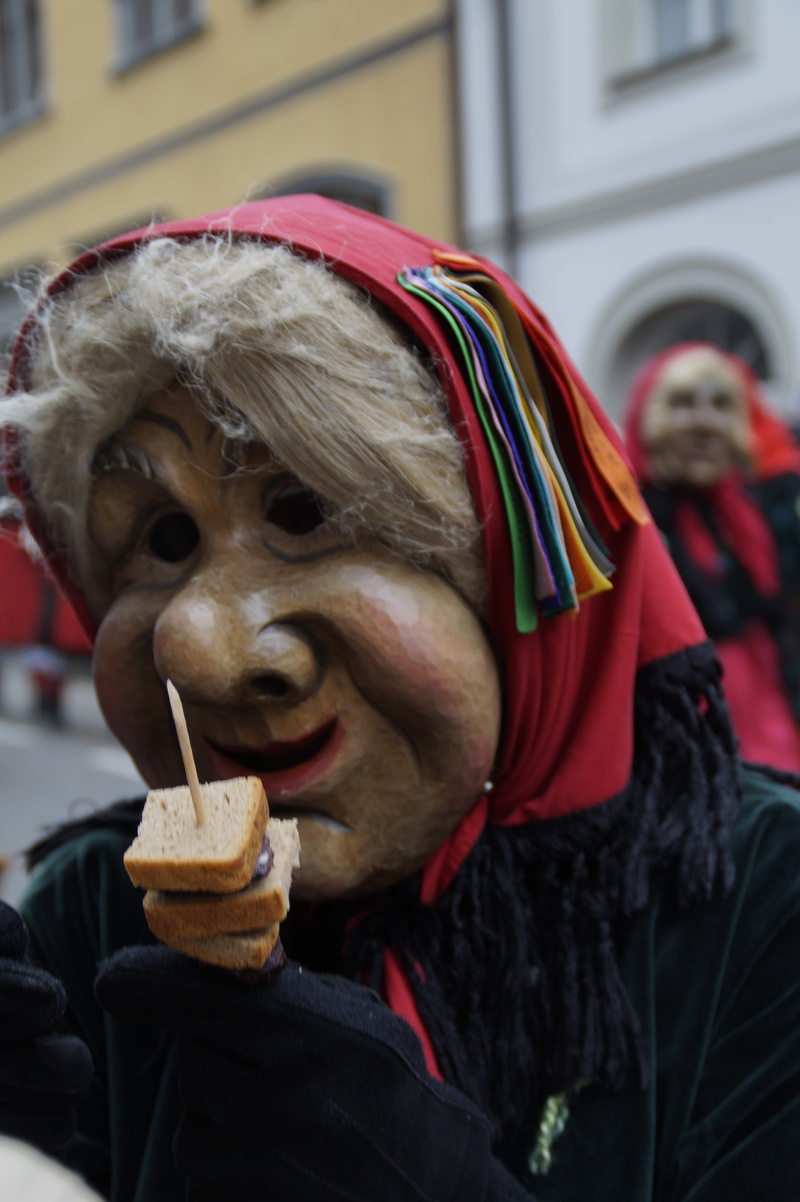 move, custom, strassenfasnet, doraweibla, haes, sweet, fools jump, front view, lifestyles, face, costume, customs, haestraeger, mature men, close-up, sweet food