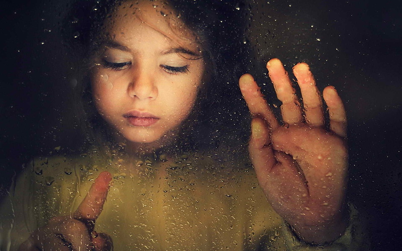 close-up, offspring, innocence, human face, contemplation, front view, body part, children, sadness, hand, girls, depression - sadness, wet, human hand
