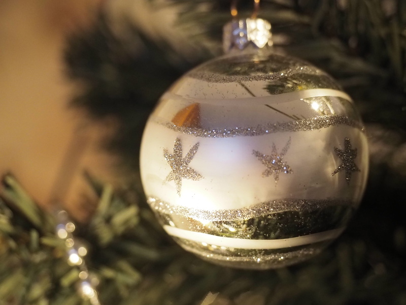 christmas ornament, bokeh, merry christmas, indoors, silver colored, Advent, Christmas, sphere, Xmas, 4K, pine cones, christmas motif, holiday, transparent