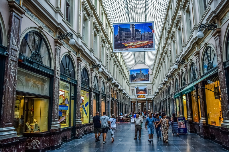 outdoors, belgium, brussels, women, attraction, 5K, the way forward, city, day, arch, arcade, building exterior, built structure, walking, glazed, lifestyles