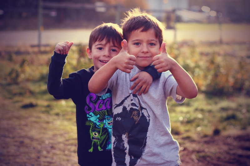 togetherness, approval, casual clothing, kids, portrait, men, looking at camera, brothers, bonding, nine mile falls, 5K, family, sister, united states