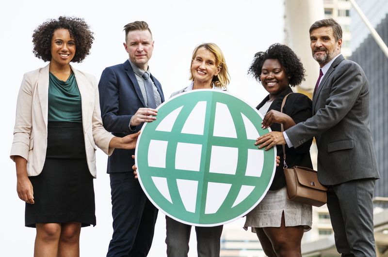 males, colleagues, city, internet, young adult, men, emotion, logo, chongnonsi, businessmen, globe, business people, 2K, group of people, corporate, smiling