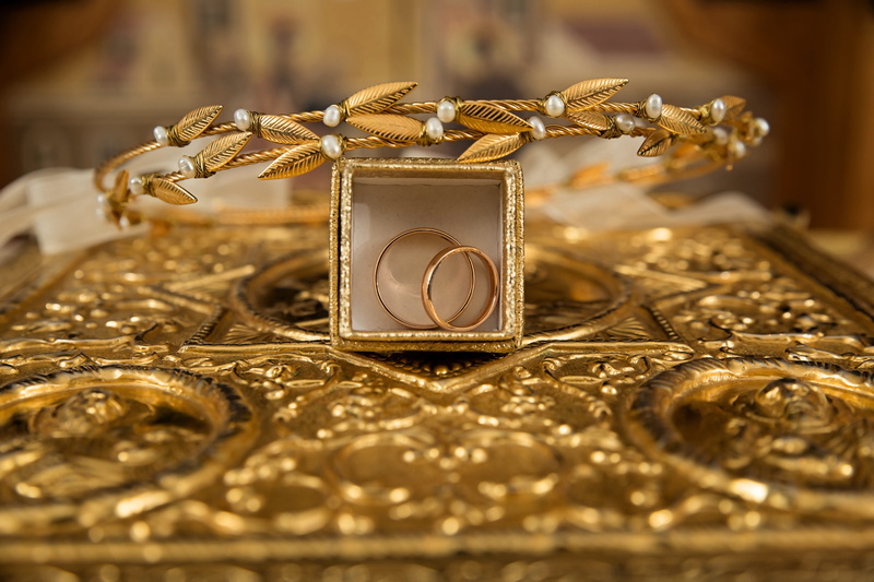 bands, commitment, gold colored, wealth, selective focus, gold chain, tiara, bible, luxury, shallow, celebration, wedding bands, colored, box - container