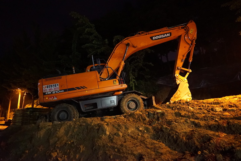 orange color, digging, Excavators, road construction, 4K, industrial equipment, construction equipment, construction machinery, orange, outdoors, machinery