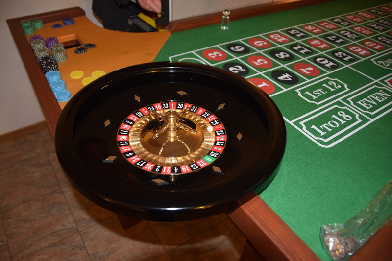 Casino, western script, communication, technology, day, 5K, casino, Roulette, camera - photographic equipment, close-up, text, opportunity, win lose, chips