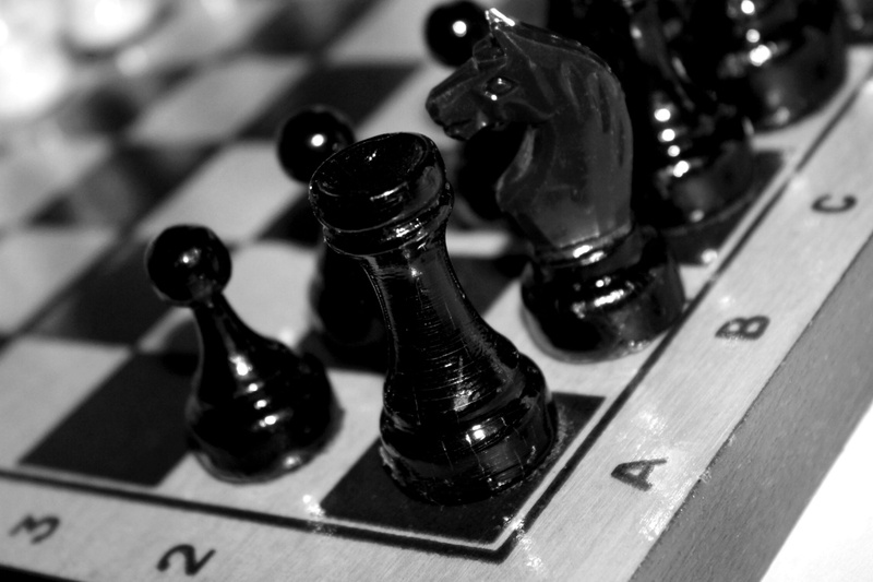 no people, king - chess piece, situation, chessboard, strategy, knight - chess piece, queen - chess piece, position, leisure activity, focus on foreground