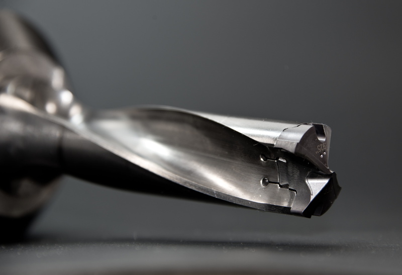 single object, indoors, no people, metal, close-up, luxury, silver - metal, 925, focus on foreground, technology, macro, stainless steel, selective focus