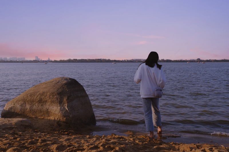 women, brunette, sea side, feet, spring, 4K, China, Asian, scene (subculture), Girl High, Beautiful Creatures, barefoot, Chinese, beach