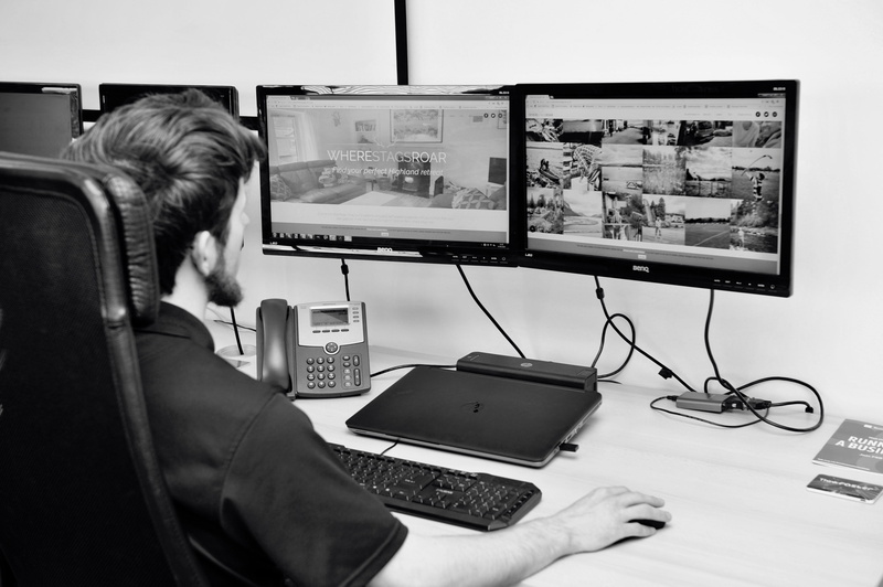 lifestyles, web design, website, men, 4K, business, web, internet, students, rear view, computer monitor, using computer, startup, office, work, connection
