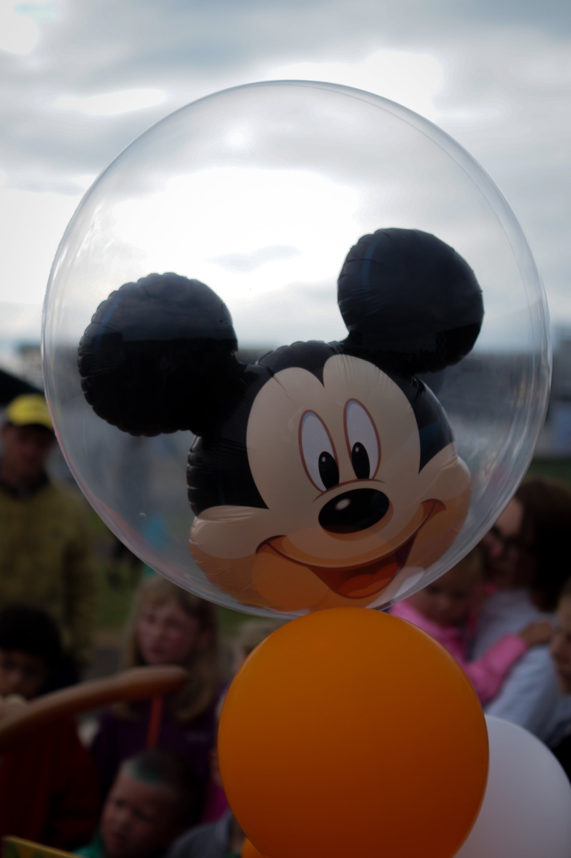 incidental people, happiness, 4K, mouse, group of people, lifestyles, character, nature, funfair, human representation, ball, cloud - sky, cartoon, collection