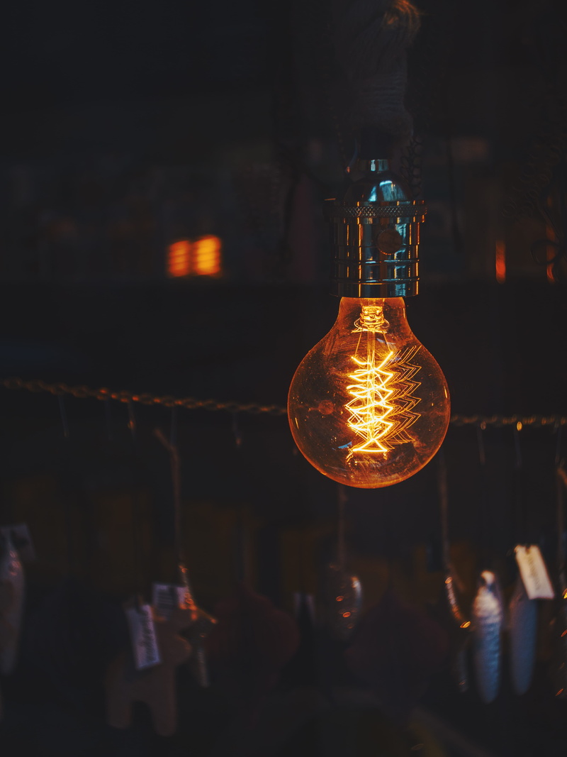 glass - material, orange color, lightbulb, no people, electric light, hanging, transparent, edison, light bulb, photo, incandescent, filament, focus on foreground