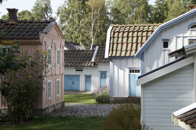 astrid, 5K, grass, garage, residential district, built structure, growth, house, roof tile, old town, building, city, roof, sunlight, Vimmerby, lindgren