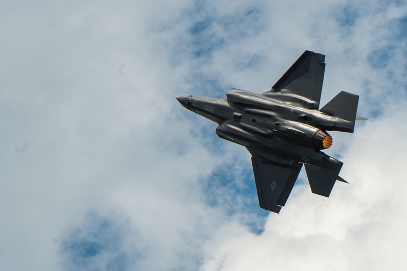 military airplane, transportation, army, flying, no people, Aircraft, demonstration, outdoors, day, fighter plane, air force, air vehicle, nature, Flight