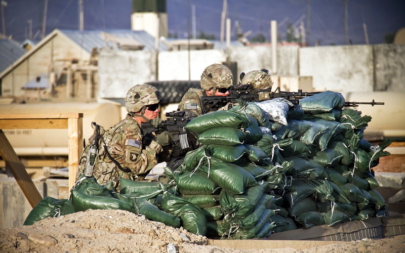 military uniform, gun, nature, stack, armed forces, soldier, weapon, military, ceramic, army soldier, two people, day, sandbag, focus on foreground, 1080P