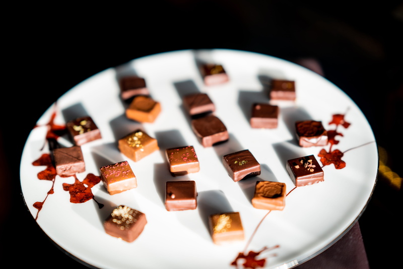 indulgence, photography, 5K, food and drink, game, cell phone, snack, caramel, sweet food, still life, black background, birthday cake, close-up, dessert