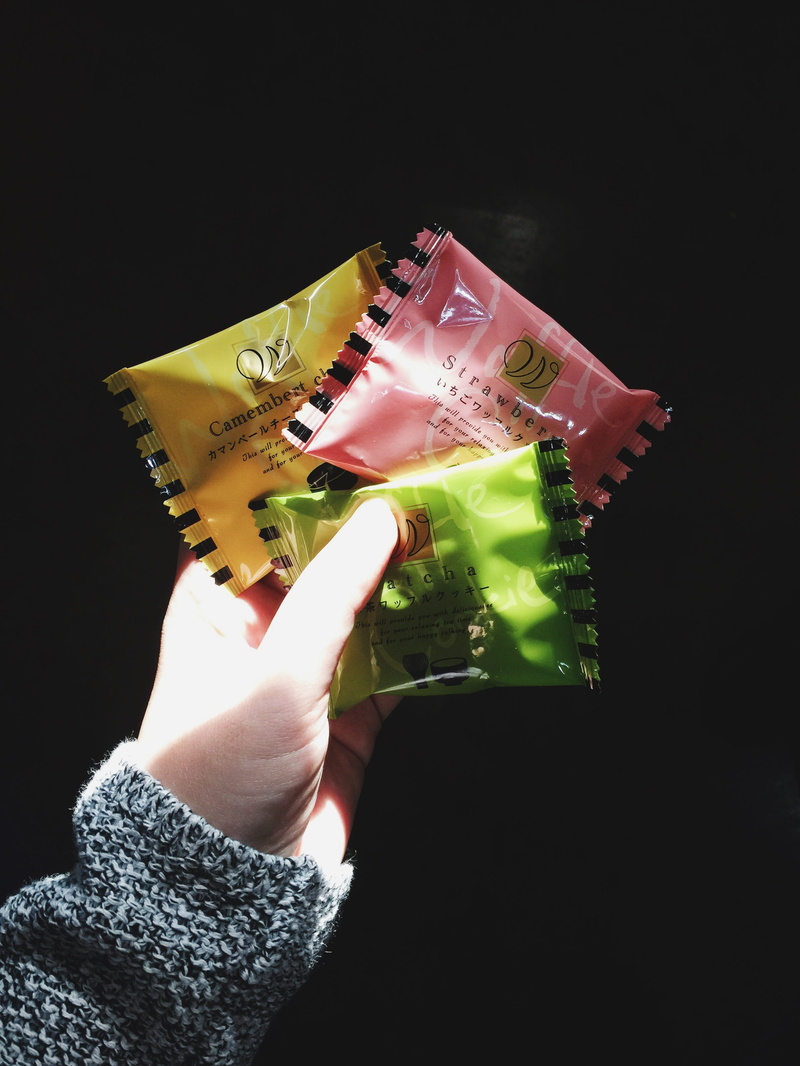 holding, indoors, human body part, food, human finger, real people, finger, leisure activity, women, adult, sweets, one person, human hand, close-up, matcha