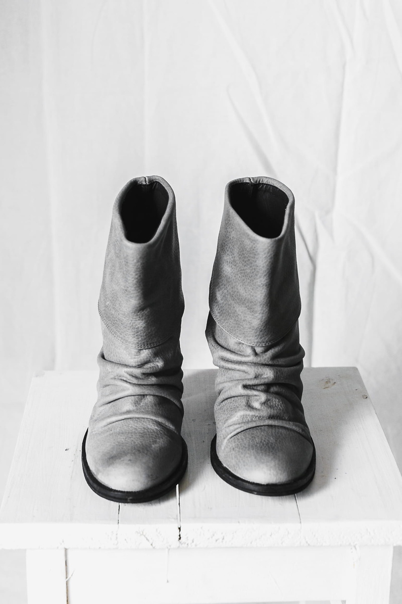 woman, eshop, grey, ecommerce, boots, fashion, compatibility, shoes, tienda bombona, florencia potter, white color, absence, leather, product, wood - material