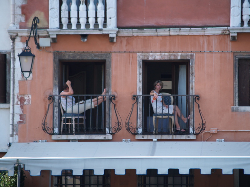 day, full length, outdoors, front view, Rest, men, low angle view, architecture, Siesta, window, break, standing, real people, people, building exterior