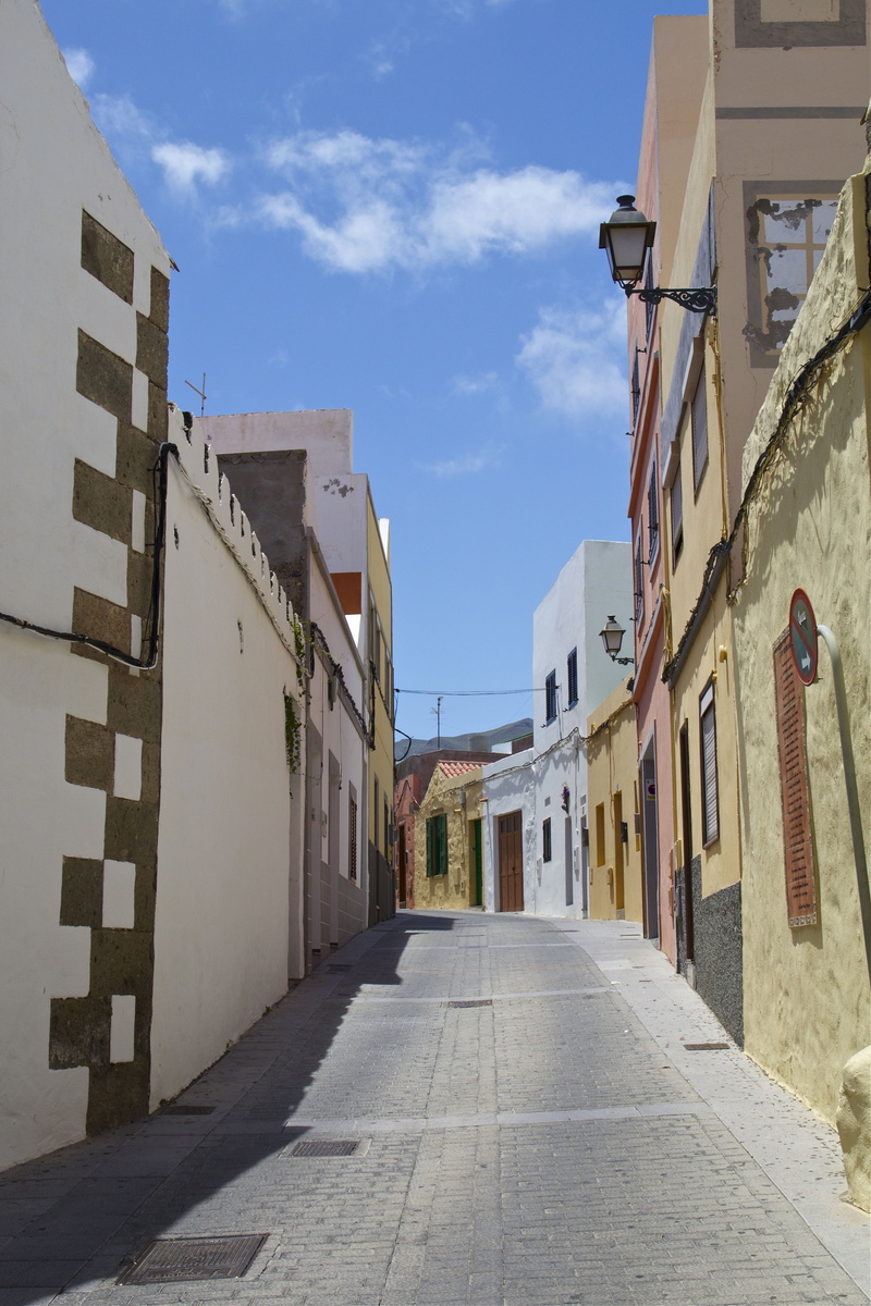 alley, no people, perspective, spain, gran canaria, canary islands, building exterior, day, sunlight, road, building, street, canarian, village street