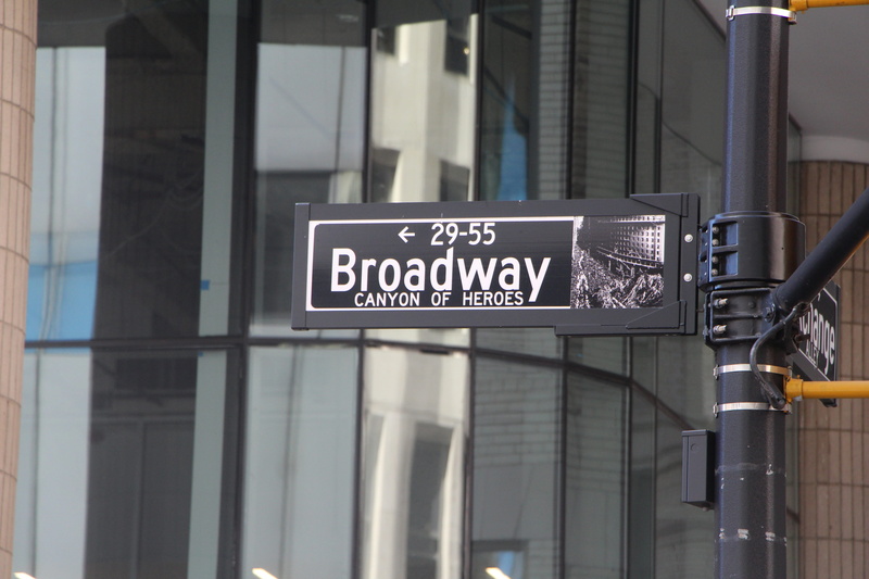 america, sign, 5K, metal, guidance, communication, office building exterior, modern, building, usa, western script, broadway, architectural column, street