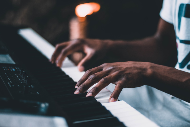 play, man, engagment, playing, electronic, musician, 5K, keyboard instrument, summer, piano key, human body part, person, adult, instrument, hand, moody