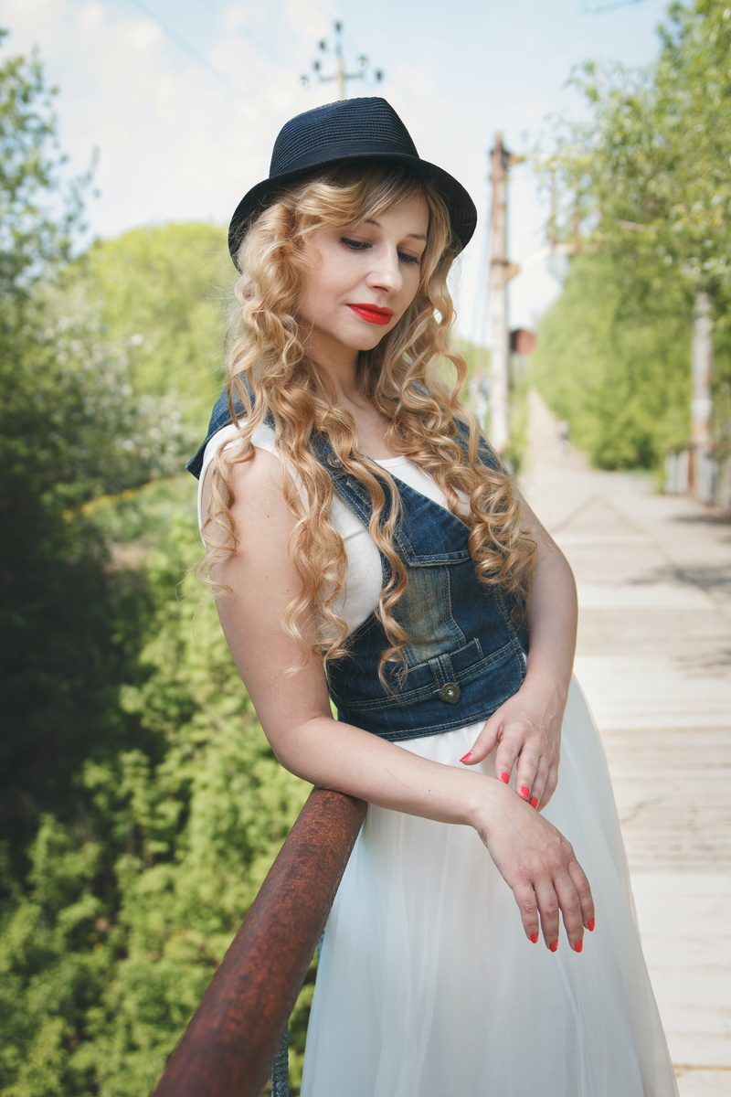 young women, person, woman, day, contemplation, view, 5K, fashion, retro, curls, grace, beautiful girl, lifestyles, wavy hair, portrait, hairstyle, posture
