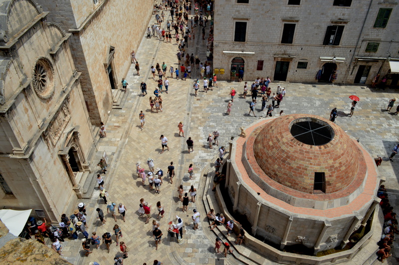 building exterior, large group of people, ancient civilization, leisure activity, outdoors, tourist, tourism, built structure, real people, architecture