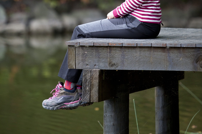 leisure activity, one person, nature, girls, day, sitting, outdoors, seoul, child, lifestyles, bench, pond, childhood, pedestal, real people, focus on foreground