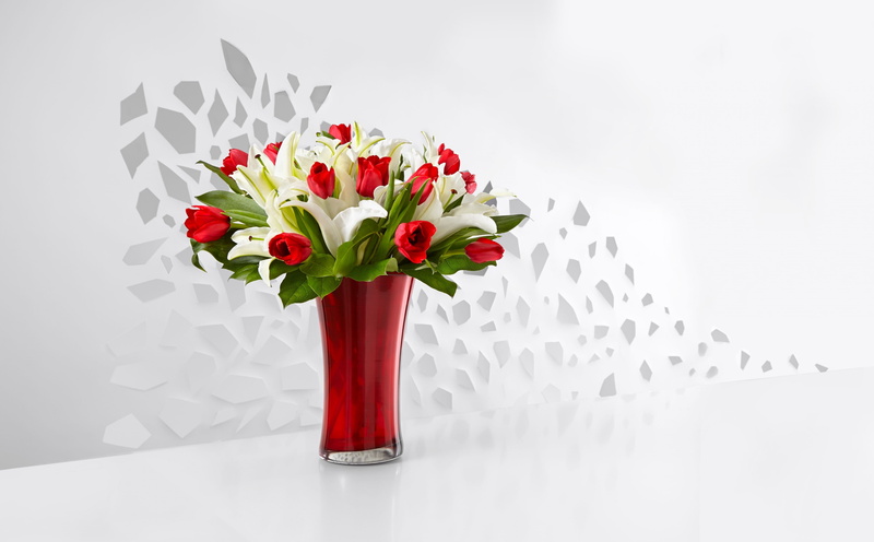wall - building feature, Vase, flower head, no people, beauty in nature, table, floral, Flowers, freshness, Gift, Fancy, White, flower arrangement, Romantic