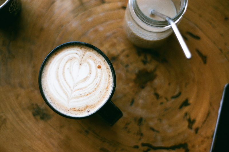 coffee art, minolta, hot drink, onyx coffee, coffee shop, cappuccino, onyx, latte, drink, food and drink, mug, indoors, coffe, wood, film camera, latte art