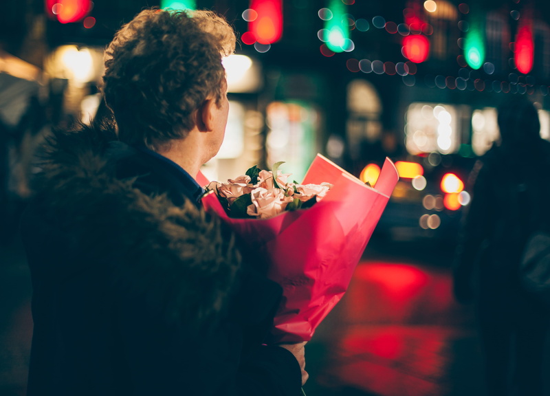 fast food, real people, city, leisure activity, young adult, only women, women, men, caucasian Ethnicity, food, food and drink, holding, people, hair, person