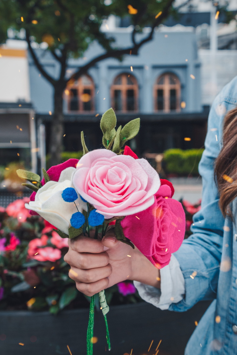 white, one person, focus on foreground, rose - flower, vulnerability, faux, day, lifestyles, flower arrangement, fragility, flower, building exterior, 4K