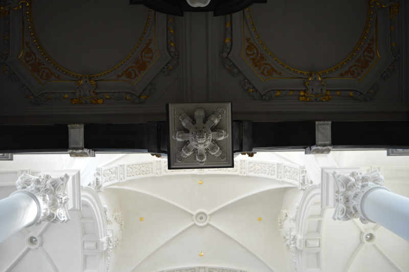glass, setting, design, wealth, household equipment, plate, celebration, elegance, absence, furniture, sint-pieter-en-paulkerk, floral pattern, architecture