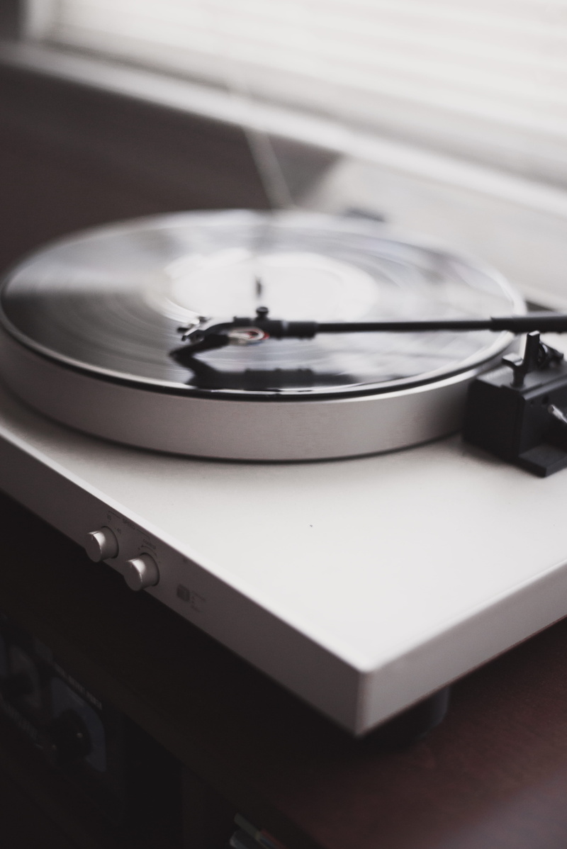 arts culture and entertainment, turn, shift, record player, retro styled, gray, music, selective focus, vinyl, equipment, old-fashioned, indoors, close-up