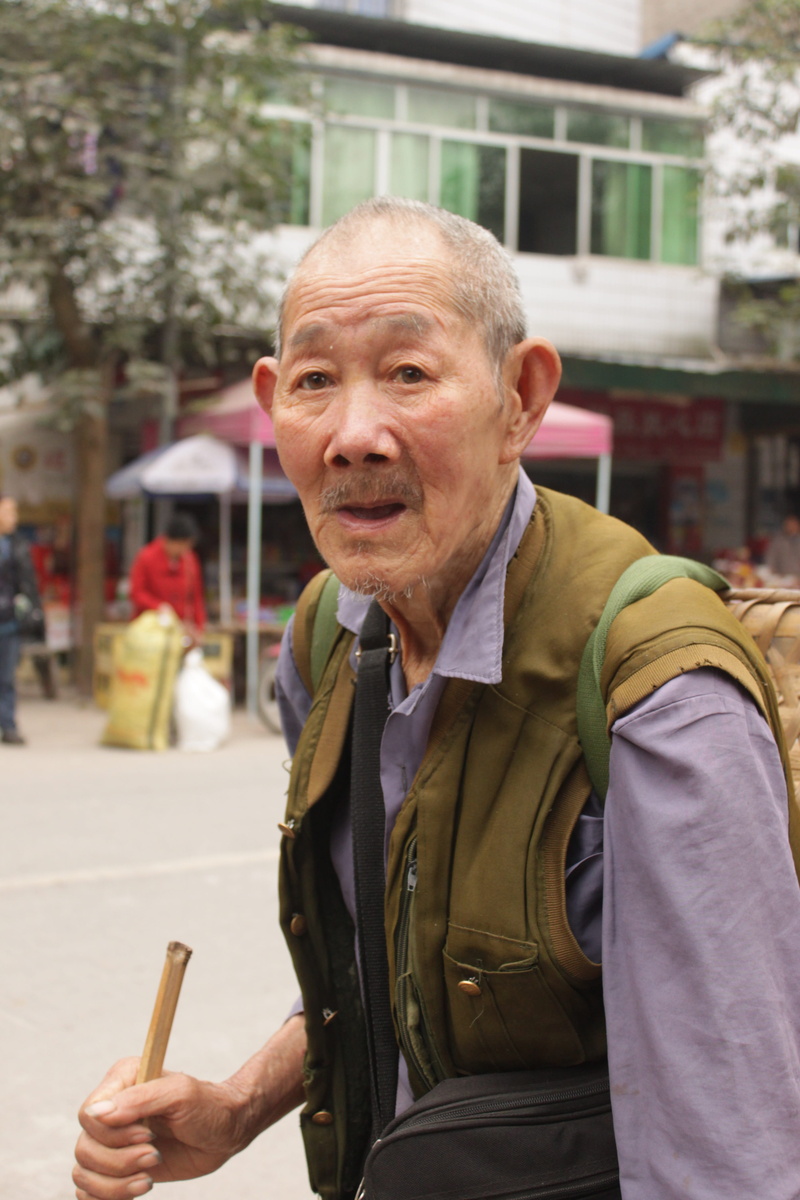 one senior man only, men, leisure activity, waist up, casual clothing, lifestyles, front view, day, portrait, senior adult, clothing, one man only, 4K