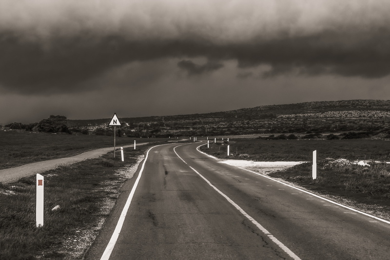 country road, beauty in nature, transportation, outdoors, the way forward, non-urban scene, nature, direction, scenics - nature, guidance, sign, country