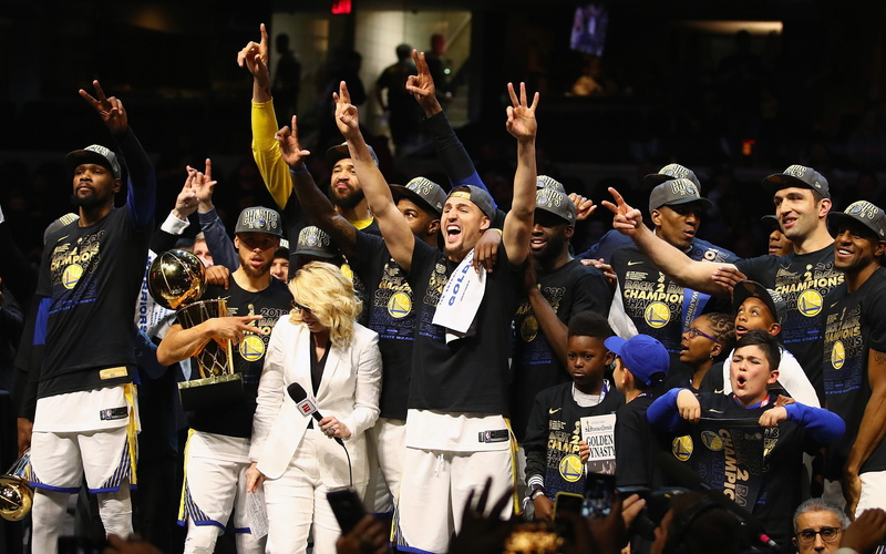 happiness, emotion, fun, lifestyles, 4K, men, standing, real people, excitement, togetherness, nba, state, nightlife, leisure activity, women, crowd, group of people
