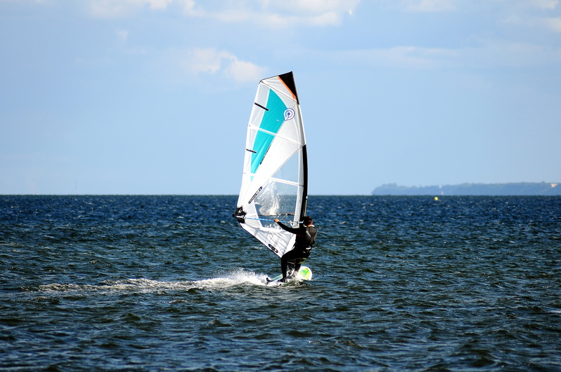 holiday, beauty in nature, outdoors, aquatic sport, boat, horizon, dom, wind, day, sport, sail, riding, leisure activity, wave, blue, nature, man, ocean