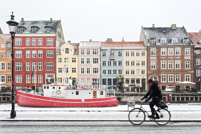 bike, black, 5K, day, architecture, mode of transportation, man, bicycle, transportation, land vehicle, boat, sky, white, real people, city, canal, water