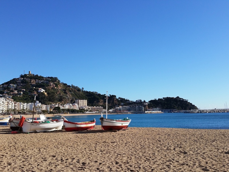 1080P, land, moored, clear sky, three, tranquility, rowboat, girona, beauty in nature, blue, sky, nature, day, sea, holiday, outdoors, mediterranean, shore