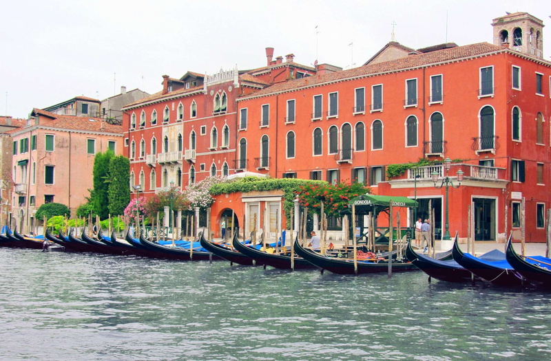 waterfront, sea, tourism, city, nature, mode of transportation, built structure, sky, gondola, day, channel, house, architecture, row house, nautical vessel