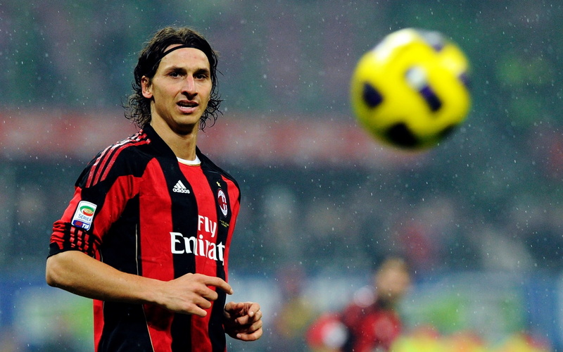 athlete, player, 1080P, skill, soccer, shirt, rain, waist up, young adult, looks, football, red, clothing, Milan, teenager, focus on foreground, portrait