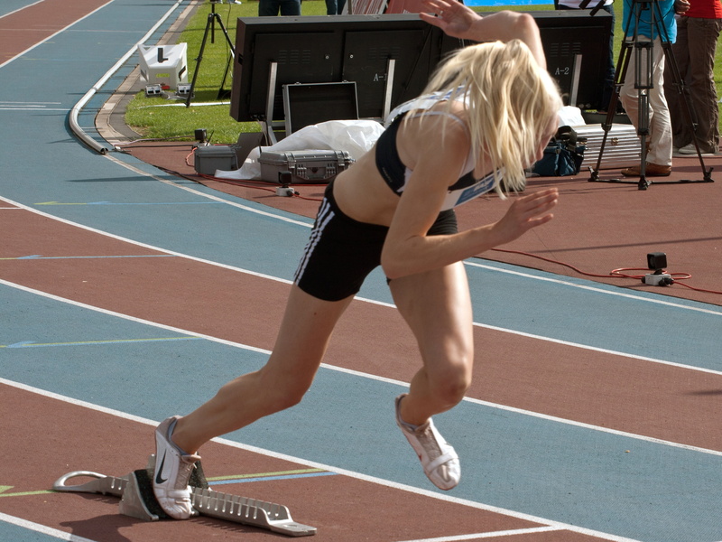 run, 2K, sports clothing, one person, sport, track and field athlete, young adult, track and field, running track, competitive Sport, real people, hairstyle