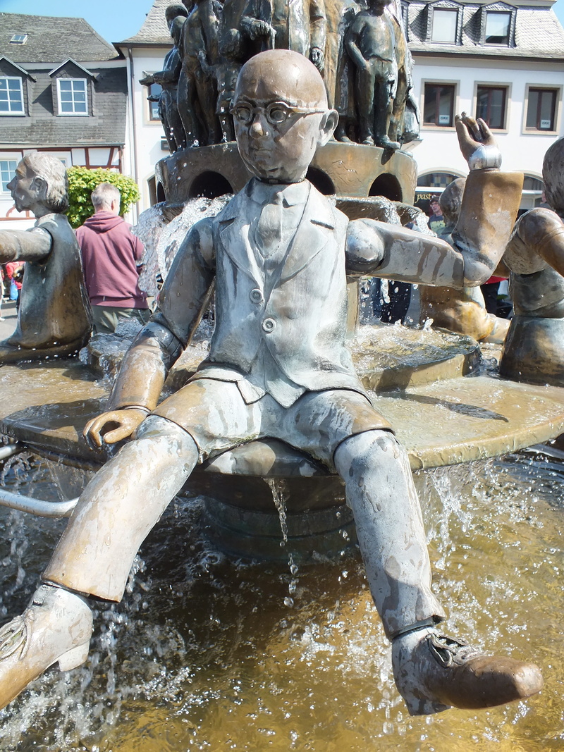 architecture, flowing water, building exterior, 2K, gargoyle, wet, people, sculpture, famous Place, statue, flowing, creativity, figure, water, outdoors