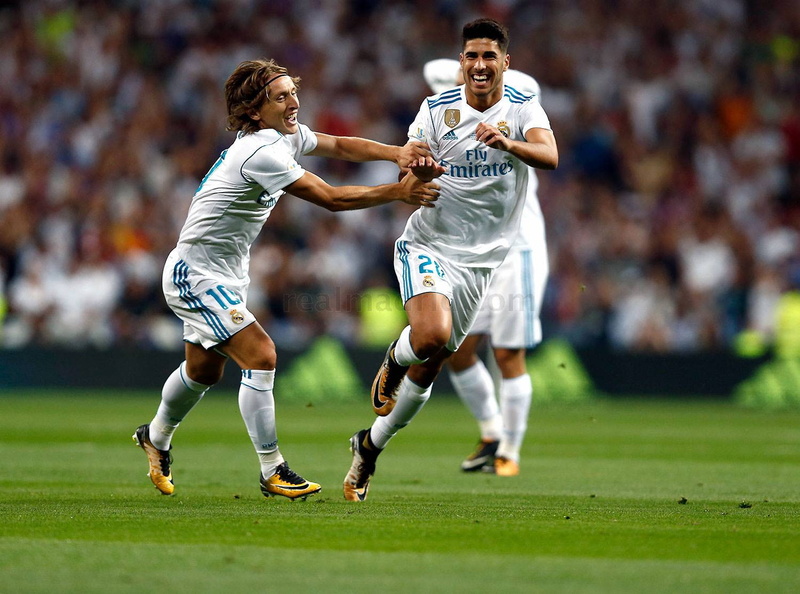 two people, men, activity, competition, effort, ball, competitive sport, people, grass, sport, stadium, team sport, soccer player, Real Madrid, selective focus