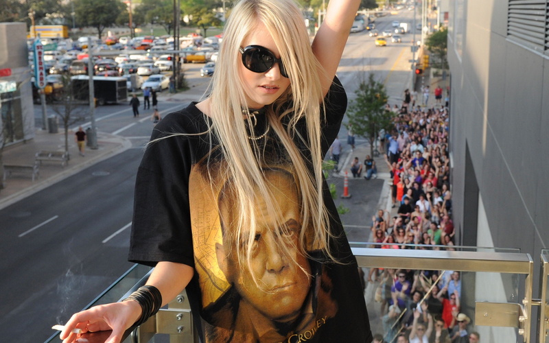 sexy, blonde, celebrity, pretty, hard, singer, alternative, singers, sunglasses, taylor, women, rock, actress, momsen, model, reckless, blondes, 2K, babe