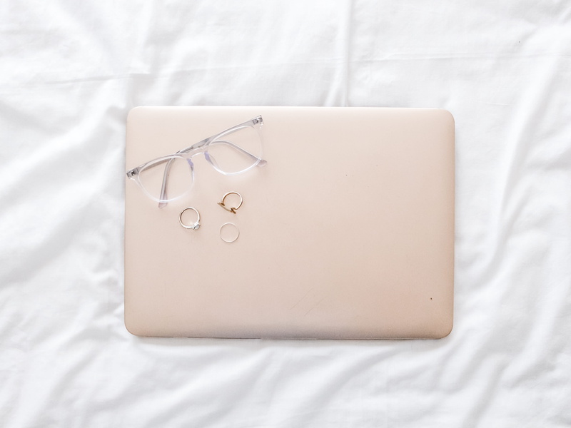 simplicity, accessories, electronics, handbag, home decor, wallet, copy space, cuff, no people, file folder, linen, board, accessory, purse, diamond, cushion