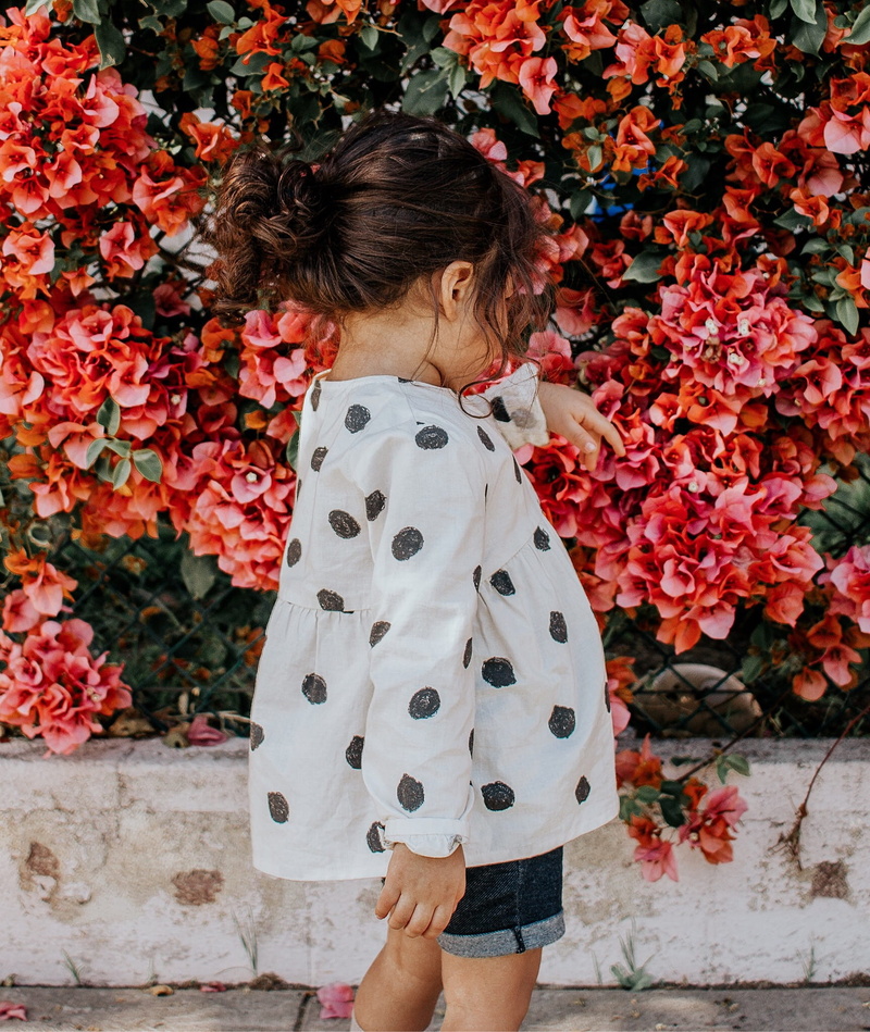 children, portrait, shorts, girls, day, red, innocence, outdoors, front, 1080P, flowers, clustered, rear view, child, women, white, blouse, childhood